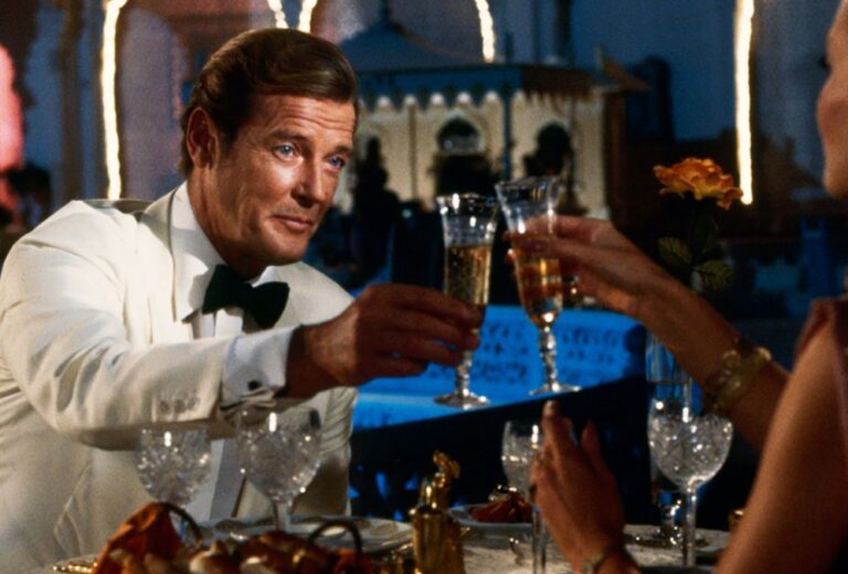 Cómo servir el champán correctamente. Imagen de James Bond.