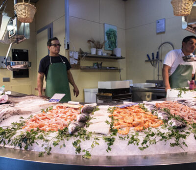 Economía.- Las pescaderías, decepcionadas con la decisión del Gobierno de no incluir al pescado en la bajada del IVA