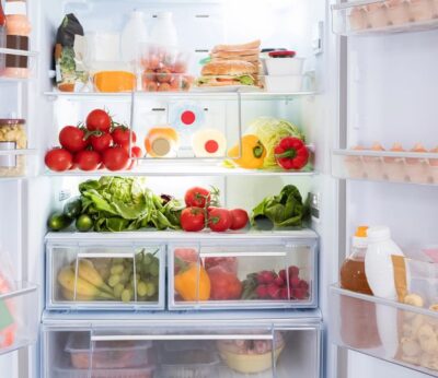Sí, hay una forma correcta de guardar los alimentos en la nevera, te lo explicamos