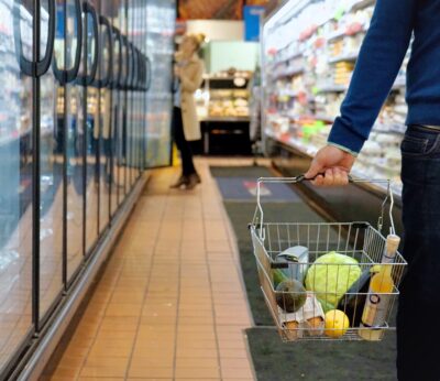 Economía.- Los españoles gastaron en la cesta de la compra un 9,1% más en 2022, hasta 105.000 millones, por la inflación