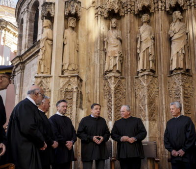 Economía.- Planas recibe la blusa de síndico honor del Tribunal de las Aguas de la Vega de Valencia: «Es muy emotivo»