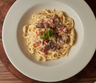 El NYT enciende Twitter al ponerle tomate a una carbonara: te enseñamos la receta original