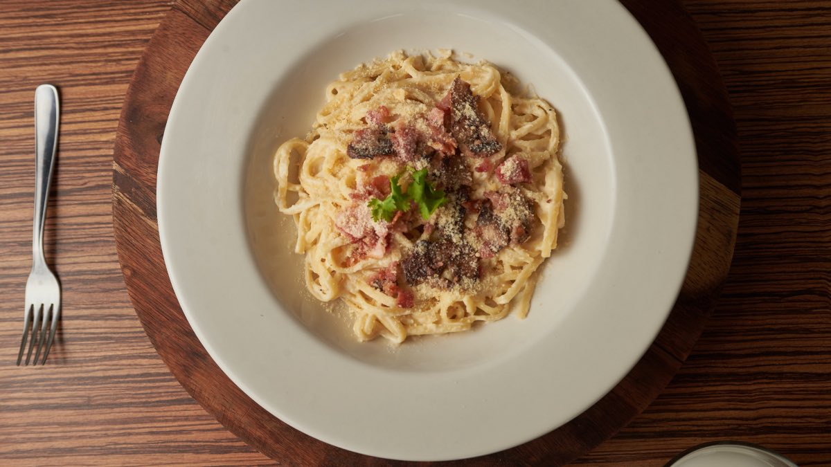 NYT ignites Twitter by putting tomato in a carbonara: we show you the original recipe