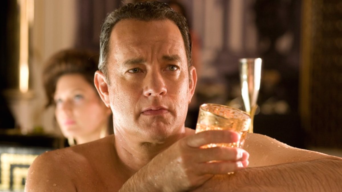 This is how Tom Hanks likes to mix champagne