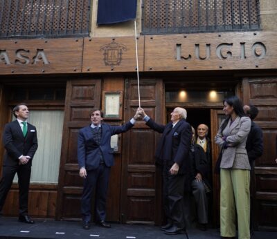 Economía/Gastro.- Madrid reconoce la trayectoria e historia del restaurante Casa Lucio con una placa conmemorativa