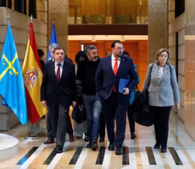 Economía.- Planas dice que en el asunto del lobo está «del lado de los ganaderos» y que habrá mas extracciones legales