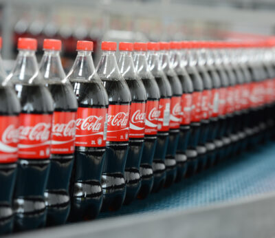Economía.- Arca Continental, embotellador de Coca-Cola, ganó 762 millones de euros en 2022, un 26,2% más