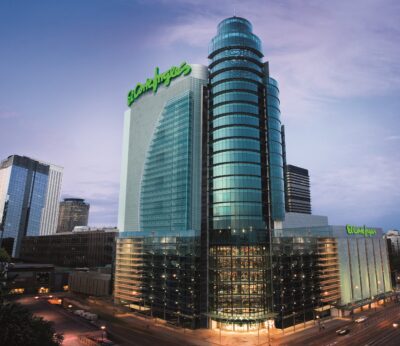 Economía.- La patronal de El Corte Inglés y los sindicatos siguen negociando sin grandes avances en materia salarial