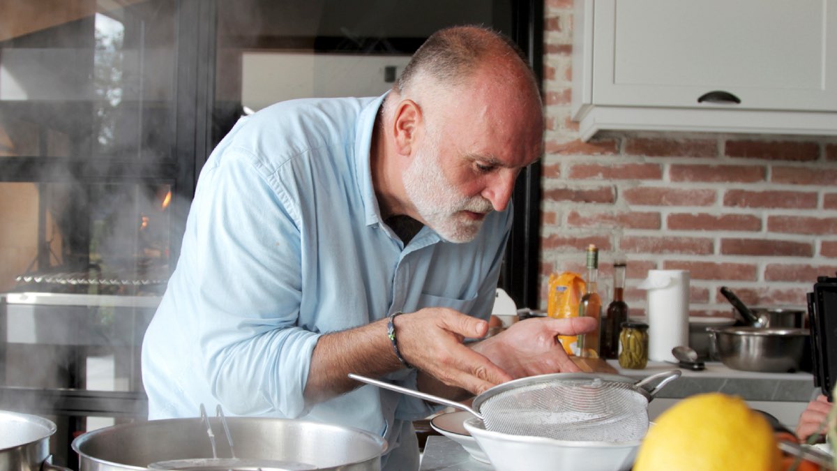 El chef José Andrés cocinando.