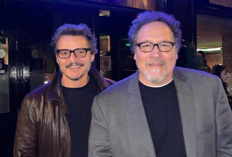 Los actores Pedro Pascal y Jon Favreau.