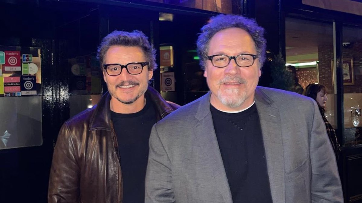 Los actores Pedro Pascal y Jon Favreau.