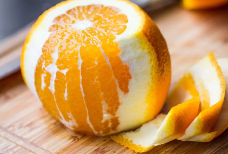 Este es el truco para quitar fácilmente la piel blanca de las naranjas, aunque no deberías