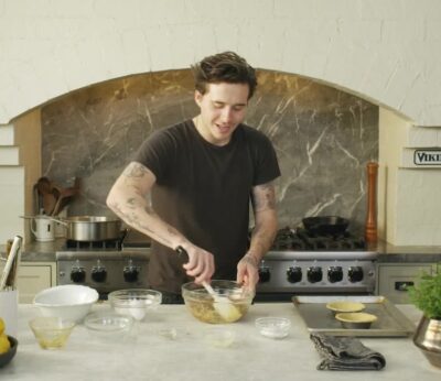 La extraña costumbre de Brooklyn Beckham de cocinar la pasta con un corcho de vino (y lo que opinan los chefs)