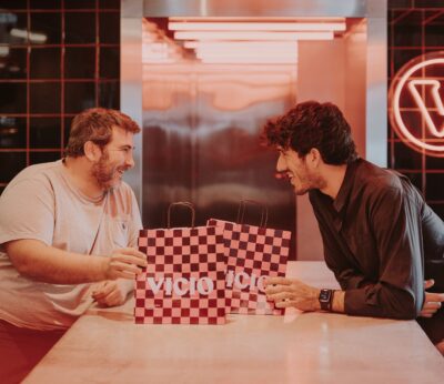 La cadena de ‘fast food’ Vicio cierra una ronda de 17 millones con la participación de Messi y Griezmann