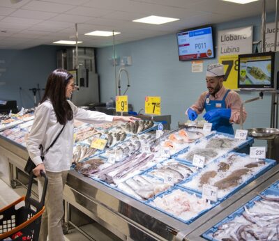 Economía.- Consum ofrece 3.100 empleos para la campaña de verano, un 24% más que en 2022