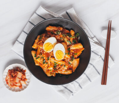 ¿Qué es el tteokbokki, la nueva obsesión gastro-coreana?