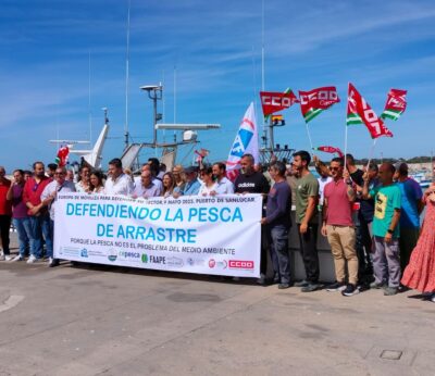 Economía.- El sector pesquero protesta en bloque en diferentes puertos españoles contra las políticas de la CE