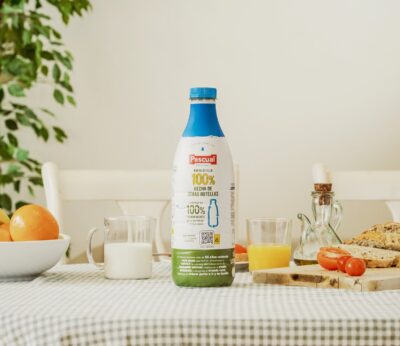 Economía.- Pascual presenta una botella de leche fabricada totalmente a partir del plástico de otras botellas