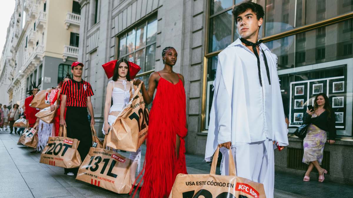 This was the KFC fashion show in the middle of Gran Vía with actor Óscar Casas