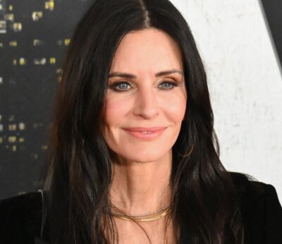 Cómo comen pizza los neoyorquinos, según bromea Courteney Cox