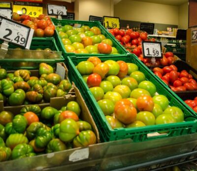 Economía.-Cuatro de cada 10 alimentos afectados por la rebaja del IVA se encarecieron en el primer semestre, según Facua