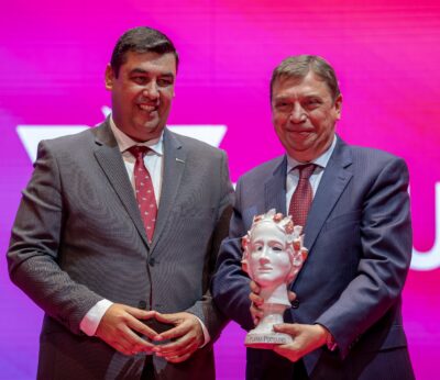 Economía.-Planas resalta la «excelencia» del sector de frutos rojos y el compromiso del Gobierno para afianzar su futuro