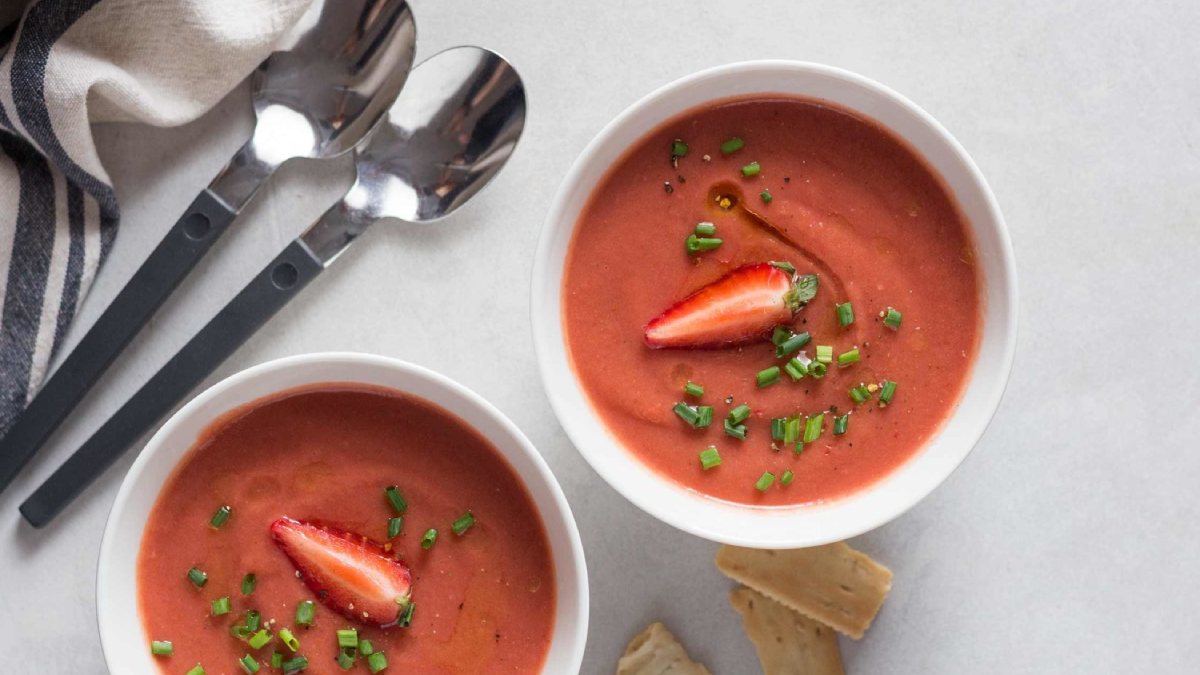 Strawberry gazpacho recipe by Berasategui to cool down this summer