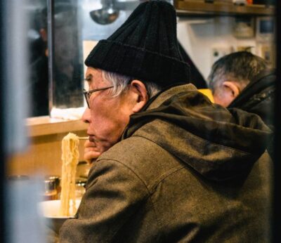 Fuera teléfonos: este restaurante de Japón ha prohibido el uso de móviles