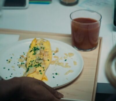 Así se prepara la tortilla con patatas chips y mantequilla de ‘The Bear’