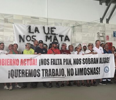 Economía.- Pescadores de Conil y Barbate se concentran por la situación ante el acuerdo con Marruecos y el alga asiática