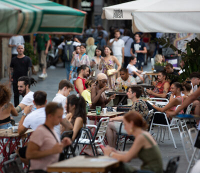Economía.- El 66% de españoles sale a bares y restaurantes igual o más que en 2022, pero busca opciones más asequibles