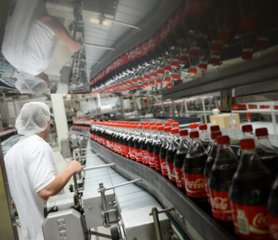 Economía/Empresas.- Coca-Cola gana un 33,7% más en el segundo trimestre y eleva previsiones anuales