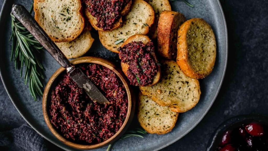 Cómo preparar tapenade, la sencilla receta de aceitunas negras