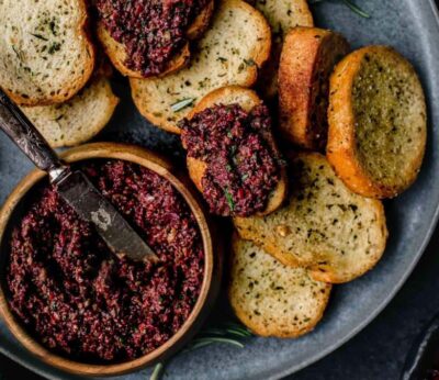 Cómo preparar tapenade, la receta de aceitunas ideal para aperitivo