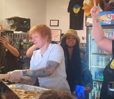 Ed Sheeran sorprendió a sus fans sirviendo perritos calientes en ‘Wieners Circle’