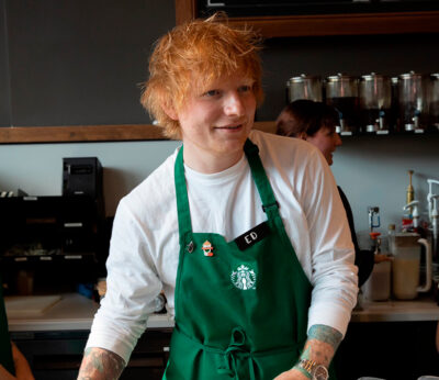 Ed Sheeran se pone en el papel de barista de Starbucks para promocionar su nuevo álbum