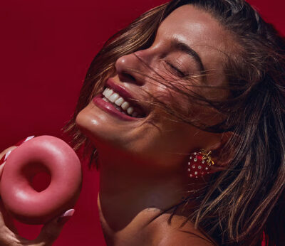 Hailey Bieber x Krispy Kreme lanzan un labial de ‘glaseado de fresa’