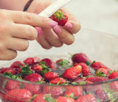 La razón por la que José Andrés recomienda pelar las fresas