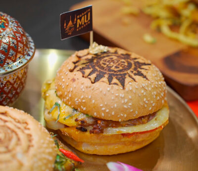 Este restaurante tailandés sirve la primera hamburguesa tatuada del mundo