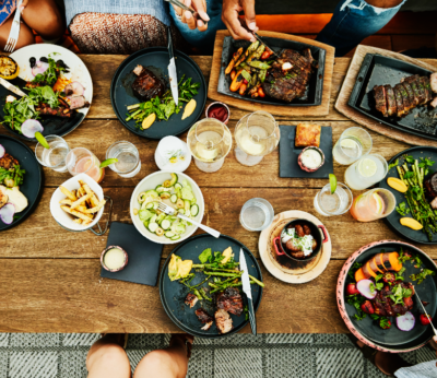 Ni usar un plato para tomar comida china ni pelar los plátanos por el tallo: así se come cada plato