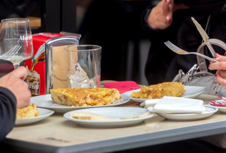 El CIS resuelve el debate de la cebolla en la tortilla: así la prefieren la mayoría de españoles