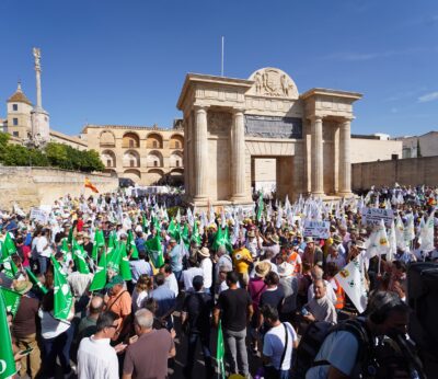 Economía.- (AMP) Unos 6.000 agricultores y ganaderos se concentran en Córdoba ante los ministros de Agricultura