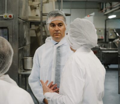 Economía.- Héctor Gómez visita la planta galletera de Siro en Palencia y reitera el apoyo del Gobierno a la industria