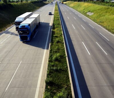 Economía.- El coste del transporte por carretera en el precio del litro de aceite de oliva no llega a 2 céntimos