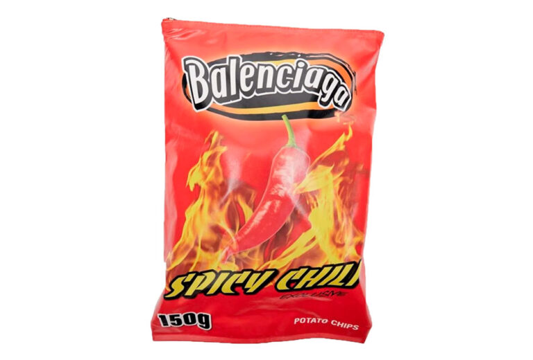 Balenciaga lanza un nuevo ‘it-bag’ en forma de snack picante