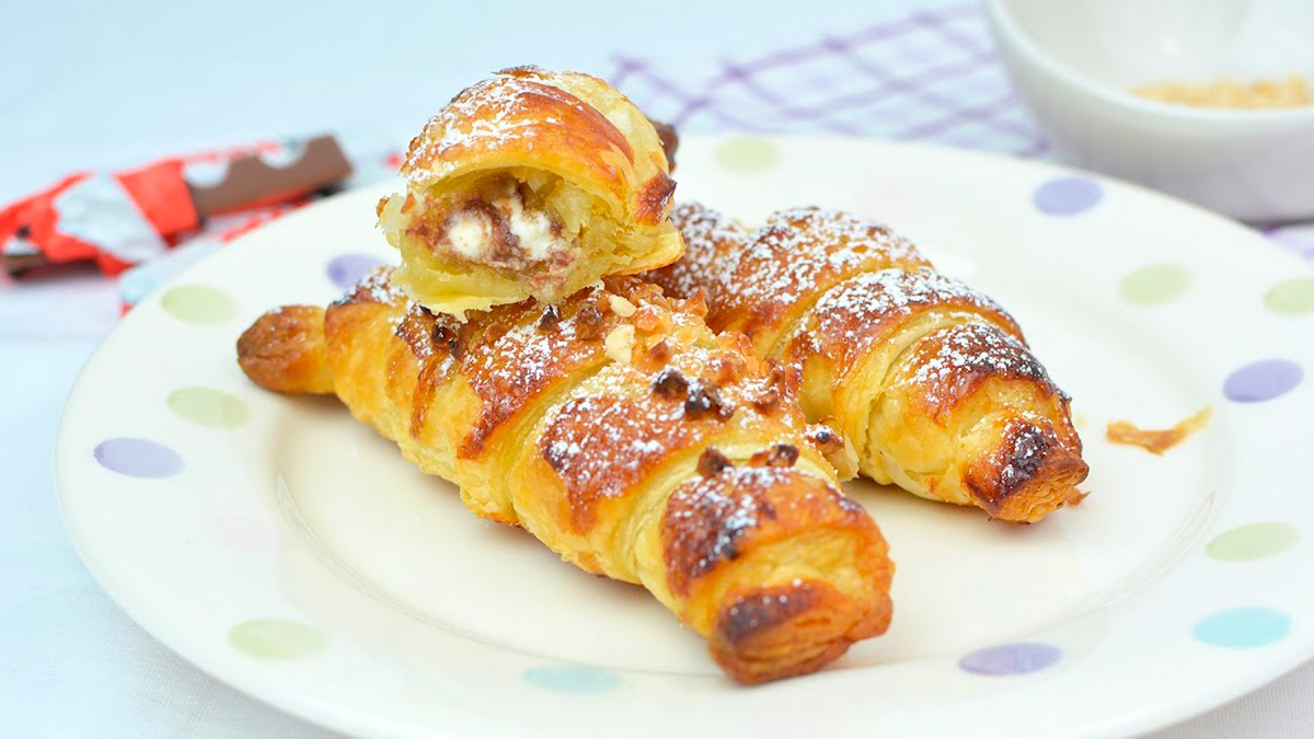 How to make the delicious banana and Kinder viral croissant