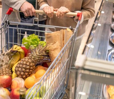 Los consumidores compran menos pescado, carne y aceite de oliva por la subida de los precios, según la OCU