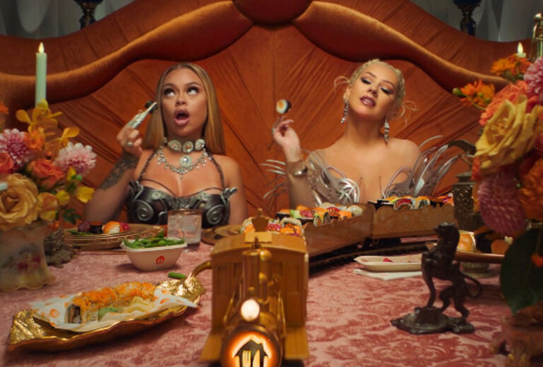 Christina Aguilera y Latto sirven grandes dosis de comida, rap y ópera en el nuevo clip de Just Eat