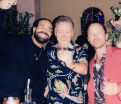 Aaron Paul y Bryan Cranston fueron los bartenders de lujo en el cumpleaños de Drake
