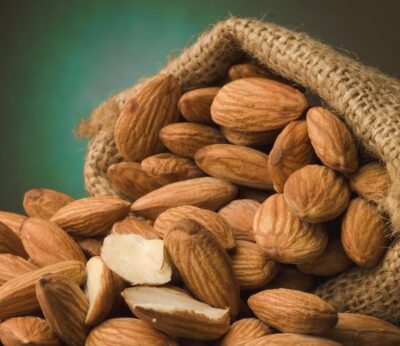 Economía.- UPA lamenta la inacción del Gobierno para proteger a los agricultores de almendra frente a los especuladores